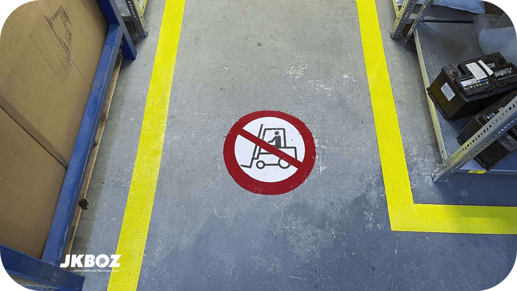 zákaz motorového vozíka podlahové značenie JKBOZ